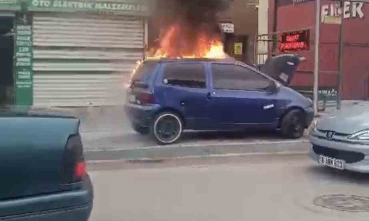 Gündemden Son Bilgiler: Bursa Yıldırım'da park halindeki otomobilde çıkan yangın maddi hasara yol açtı - Son D