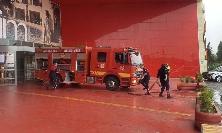 Gündemden Son Bilgiler: Çanakkale'de 17 Burda AVM'deki teknolojik eşya mağazasında yangın hasara yol açtı ve M