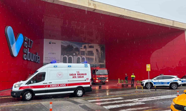 Gündemden Son Bilgiler: Çanakkale'de 17 Burda AVM'deki Teknosa'da çıkan yangın itfaiye ekiplerince söndürüldü