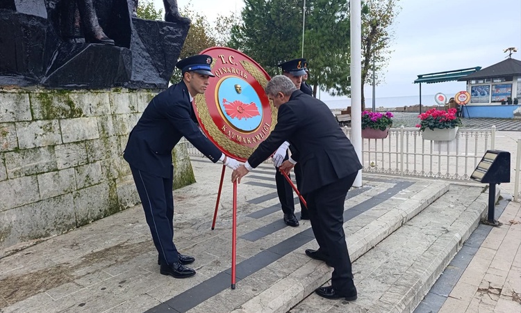 Gündemden Son Bilgiler: Çınarcık'ta Kaymakam ve Belediye Başkanı Cumhuriyet'in 103. yılında çelenk sundular