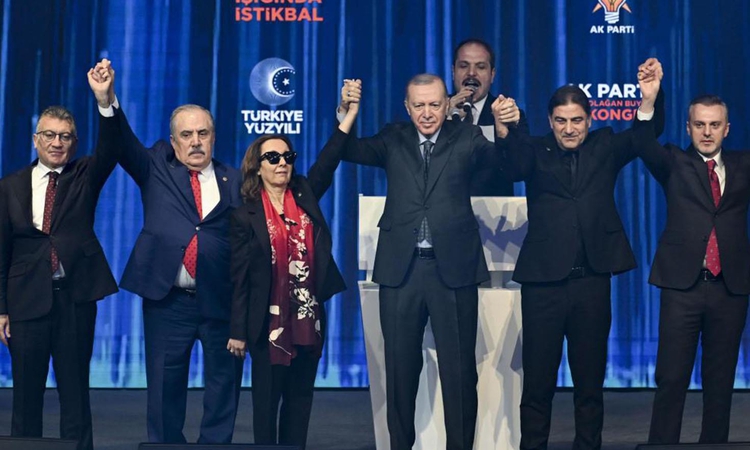 Gündemden Son Bilgiler: Çok sayıda milletvekili ve belediye başkanı AK Parti'ye geçmek için gün sayıyor - Son