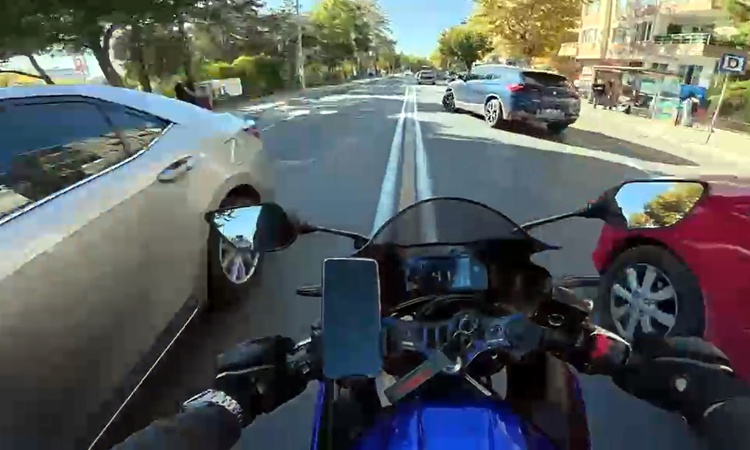 Gündemden Son Bilgiler: Çorlu'da otomobil motosiklete çarptı, sürücü yaralandı; kaza anı kask kamerasında - So
