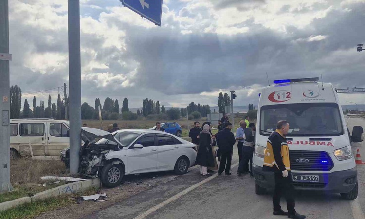 Gündemden Son Bilgiler: Çorum Alaca'da minibüs ile otomobil çarpıştı, 6 kişi yaralandı