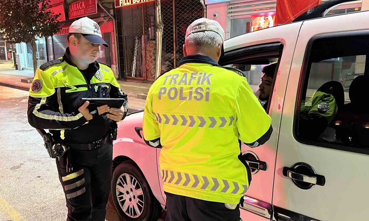 Gündemden Son Bilgiler: Çorum Alaca'da trafik denetiminde 49 araç ve sürücüsüne 135 bin 569 TL ceza kesildi: G