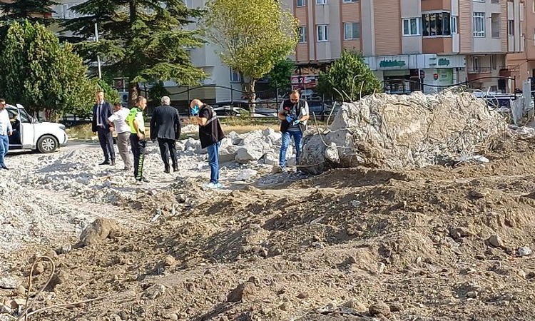 Gündemden Son Bilgiler: Çorum'da eski okulun yıkımında kepçe operatörü kafatası ve kemik parçaları buldu | İşt