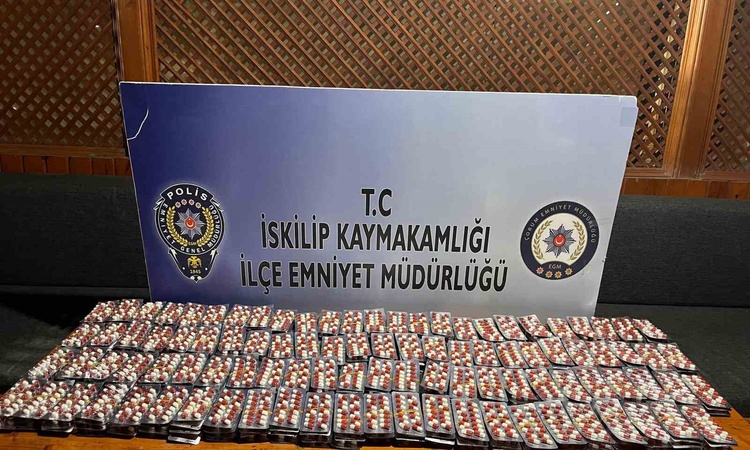 Gündemden Son Bilgiler: Çorum İskilip'te araçta 5 bin 500 uyuşturucu hap ele geçirildi, 2 şüpheli gözaltında