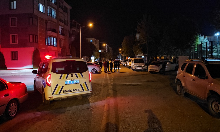 Gündemden Son Bilgiler: Çorum'da iki otomobil çarpıştı, minibüse çarpan araç kaldırıma çıktı, 4 yaralı var - S