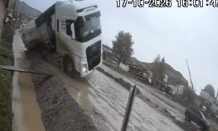 Gündemden Son Bilgiler: Çorum Sanayi Bölgesi'nde taş yüklü tır kanala devrildi, sürücü yaralandı: Gelişmeler T