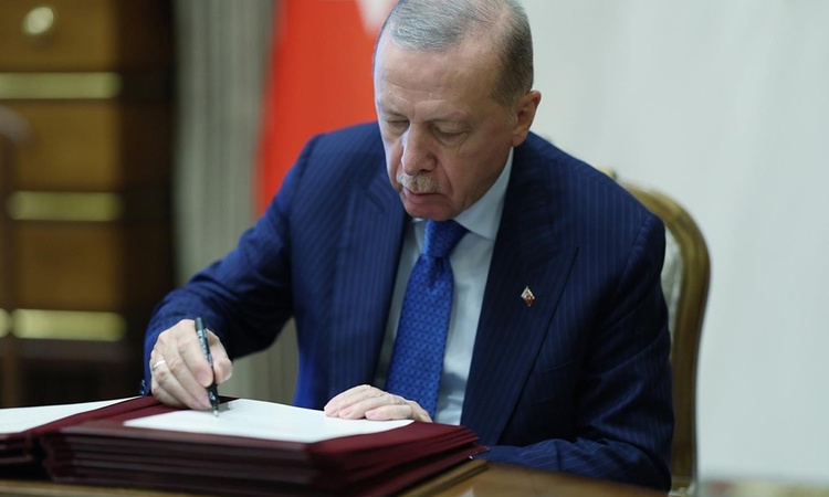 Gündemden Son Bilgiler: Cumhurbaşkanı Erdoğan imzaladı! 13 bakanlık ve kurumda görev değişimi ve Merak Edilenl