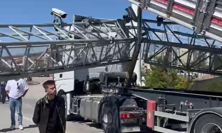 Gündemden Son Bilgiler: Damperi açık TIR, EDS direğini devirdi - Son Dakika Bilgileri