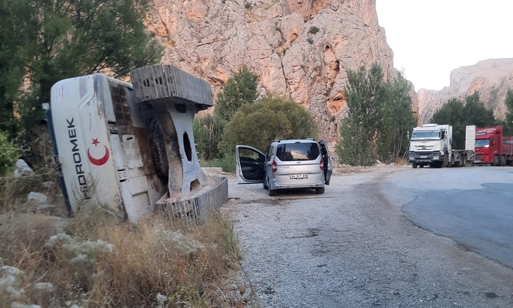 Gündemden Son Bilgiler: Darende’de iş makinesi devrildi