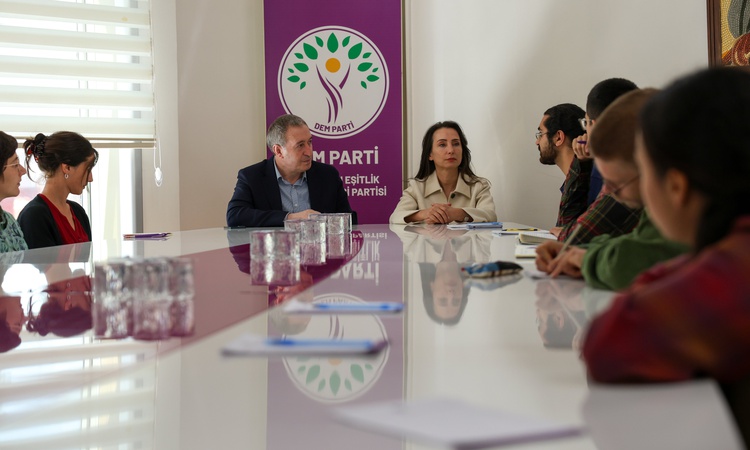 Gündemden Son Bilgiler: DEM Parti Eş Genel Başkanları, Enternasyonal Gençlik Heyeti ile görüştü - Son Dakika B