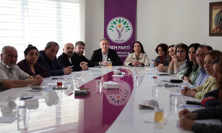 Gündemden Son Bilgiler: DEM Parti Eş Genel Başkanları HDK ve bileşen partileriyle Genel Merkez'de buluştu: Gel