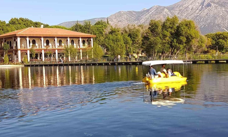 Gündemden Son Bilgiler: Denizli Çivril'de Işıklı Millet Bahçesi hafta sonu ziyaretçilerin uğrak noktası oldu: