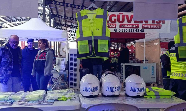 Gündemden Son Bilgiler: Denizli Çivril'de jandarma trafik güvenliği için reflektörlü yelek dağıttı - Son Dakik