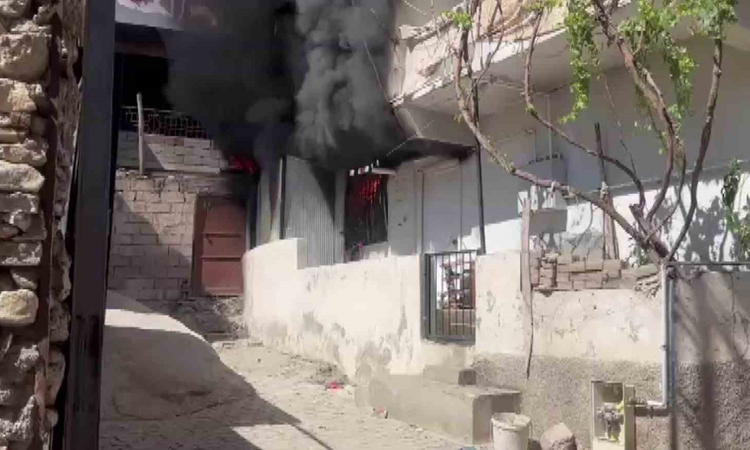 Gündemden Son Bilgiler: Diyarbakır’da ev alevlere teslim oldu - Son Dakika Bilgileri