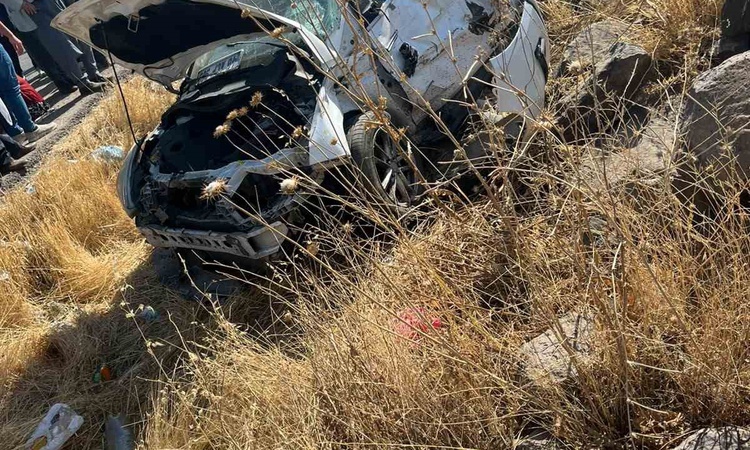 Gündemden Son Bilgiler: Diyarbakır'ın Sur ilçesinde tırla çarpışan otomobil takla attı, 7 kişi yaralandı - Son