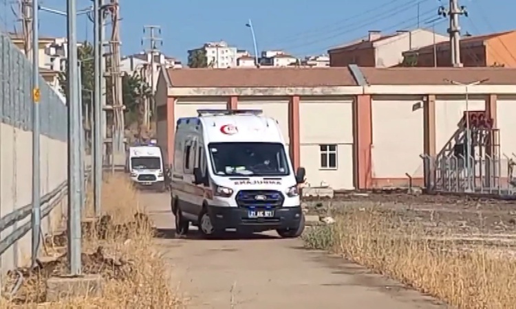 Gündemden Son Bilgiler: Diyarbakır Kayapınar'da depoda tiner kokusundan etkilenen 2 işçi hastaneye kaldırıldı