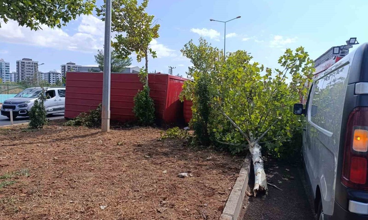 Gündemden Son Bilgiler: Diyarbakır Sur'da 4 araçlı kazada sıkışan sürücü itfaiye ekiplerince kurtarıldı | İşte