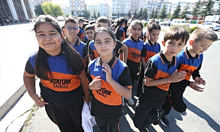 Gündemden Son Bilgiler: Doğu Anadolu'daki illerde eğitim öğretim yılı dolayısıyla törenler düzenlendi: Gelişme