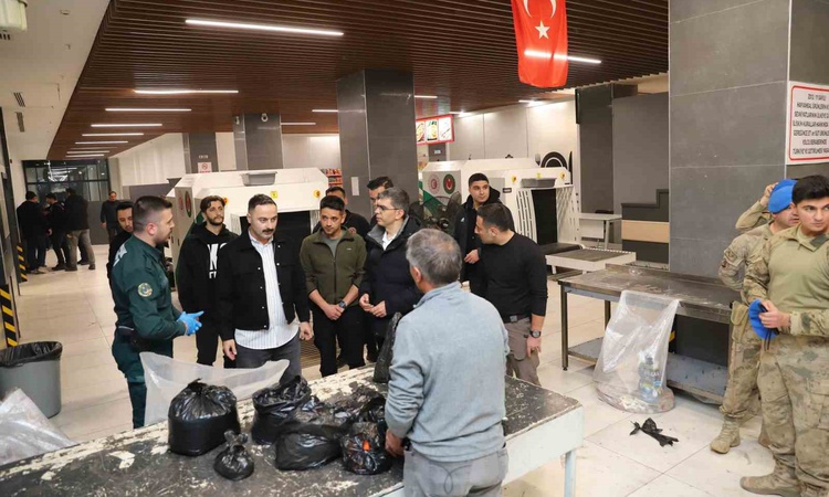 Gündemden Son Bilgiler: Doğubayazıt Kaymakamı Ayvat, Gürbulak Gümrük Kapısı'nda inceleme yaptı