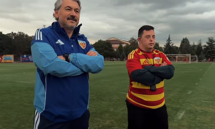 Gündemden Son Bilgiler: Down sendromlu Mehmet Taşdemir, Kayserispor antrenmanında oyunculara taktik verdi - So