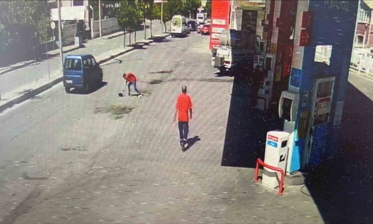 Gündemden Son Bilgiler: Düşürdüğü çantasına kavuşan yaşlı kadın polislere para verip çay ikram etmek istedi