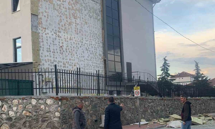 Gündemden Son Bilgiler: Düzce Gümüşova'da fırtına okulun dış cephesinde hasar oluşturdu, eğitim aksamadı ve Me