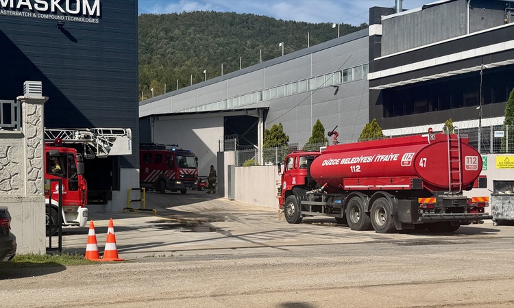 Gündemden Son Bilgiler: Düzce Gümüşova OSB'de plastik fabrikasının bacasında çıkan yangın hasara yol açtı: Gel