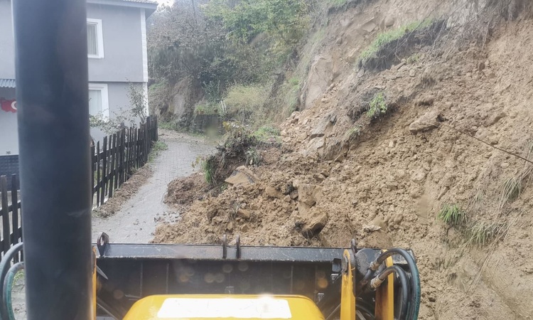 Gündemden Son Bilgiler: Düzce İl Özel İdaresi, Akçakoca'da toprak kayması sonrası yolu güvenli hale getirdi |