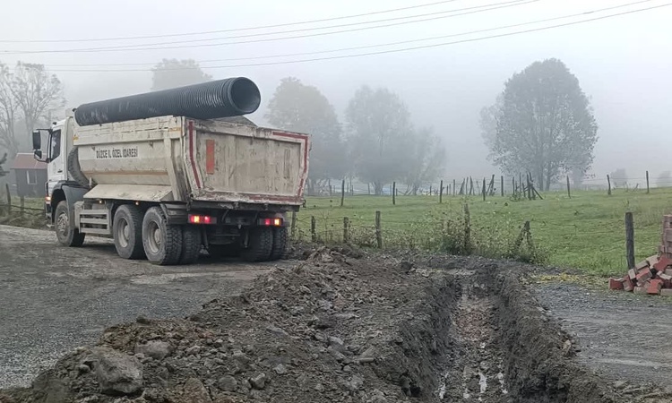 Gündemden Son Bilgiler: Düzce İl Özel İdaresi, Gölyaka Saçmalıpınar'da yağmur suyu tahliyesi için boru döşedi