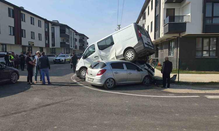 Gündemden Son Bilgiler: Düzce'de otomobilin çarptığı minibüs park halindeki araca çıktı, 3 kişi yaralandı: Gel