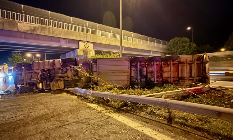 Gündemden Son Bilgiler: Düzce'de parfüm yüklü tır devrildi, sürücü hafif yaralandı ve trafik aksadı: Gelişmele
