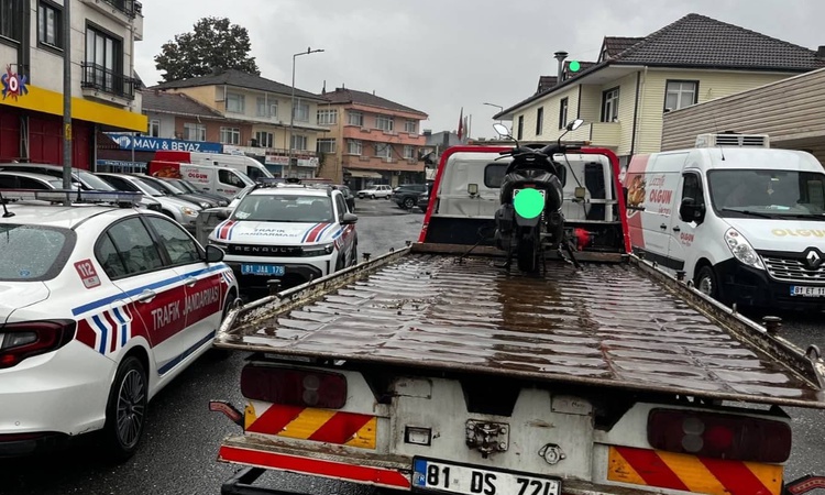 Gündemden Son Bilgiler: Düzce'de sosyal medyada 207 km hıza ulaşan sürücüye jandarma işlem yaptı: Gelişmeler T