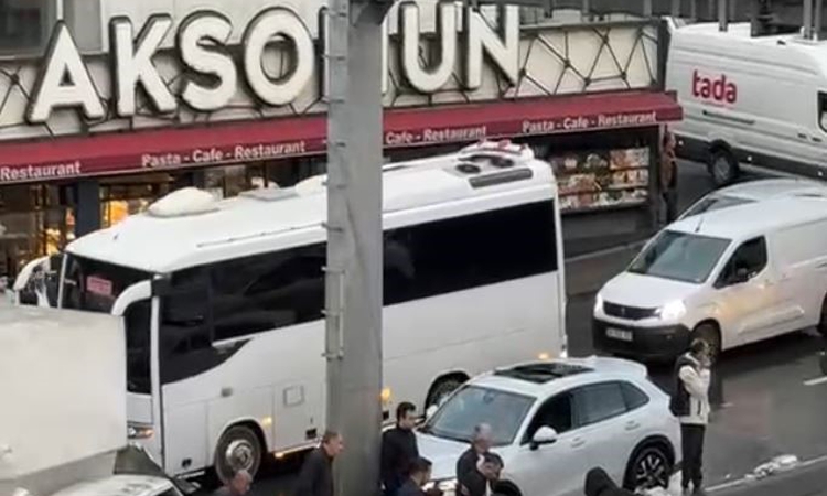 Gündemden Son Bilgiler: E-5 Haramidere'de kamyonet direğe çarptı, ağır yaralı sürücüye kalp masajı yapıldı - S
