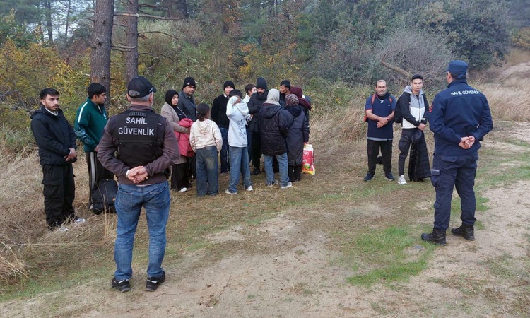 Gündemden Son Bilgiler: Edirne Enez'de yasa dışı yollarla Avrupa'ya gitmek isteyen 18 kaçak göçmen yakalandı v
