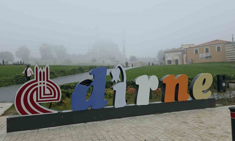 Gündemden Son Bilgiler: Edirne'de etkili olan sis Selimiye Camii'ni gizledi, vatandaşlar yağmur bekliyor