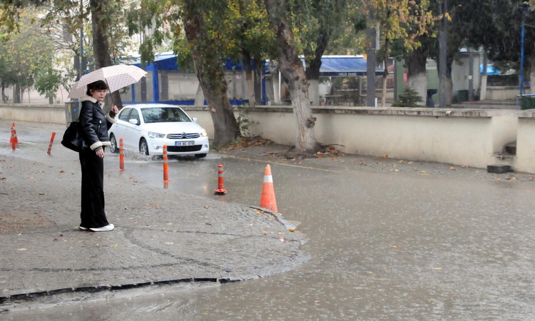 Gündemden Son Bilgiler: Edirne'de gök gürültülü sağanak cadde ve sokaklarda su birikintilerine yol açtı