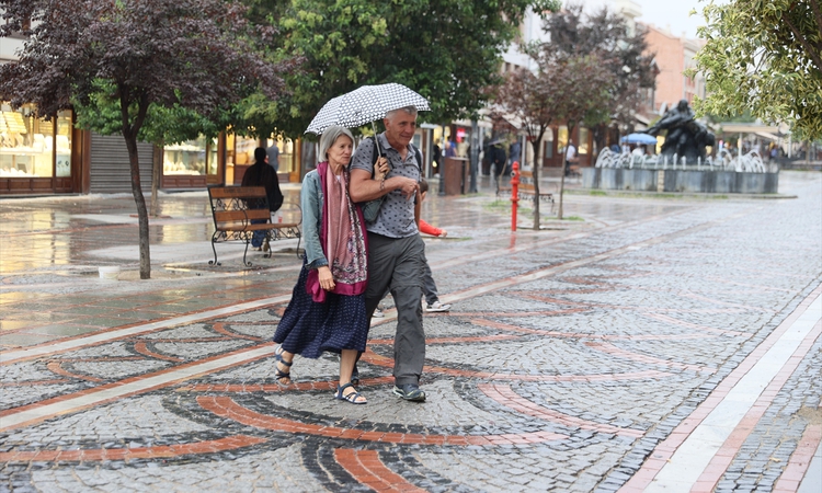 Gündemden Son Bilgiler: Edirne'de sağanak günlük yaşamı etkiledi, yarın akşama kadar sürmesi bekleniyor | İşte