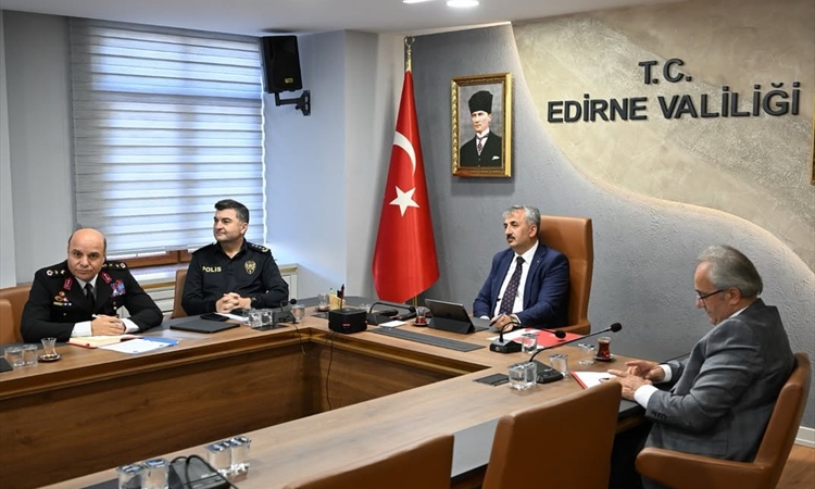 Gündemden Son Bilgiler: Edirne Valisi Sezer, 81 ilin katıldığı okul güvenliği toplantısında yer aldı ve Merak