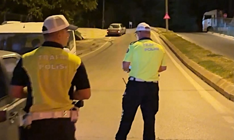 Gündemden Son Bilgiler: Ehliyetsiz sürücünün polisten kaçması kamerada ve Merak Edilenler