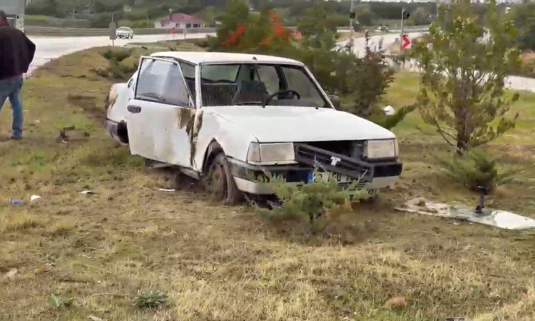 Gündemden Son Bilgiler: Elazığ-Bingöl kara yolunda refüje çıkan TOFAŞ marka otomobilde 2 kişi yaralandı