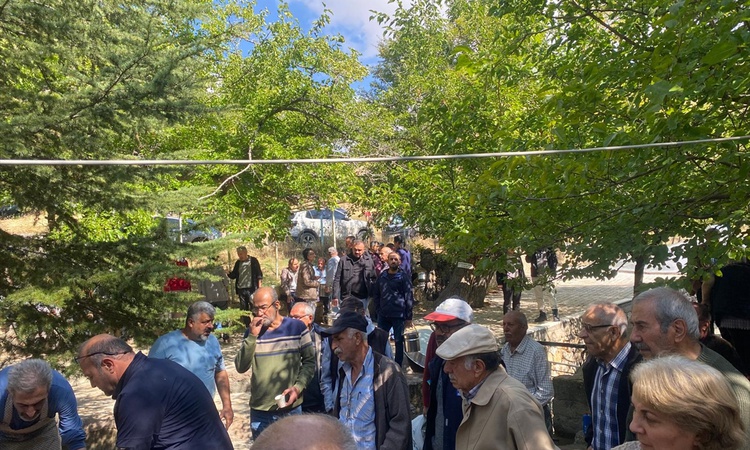 Gündemden Son Bilgiler: Elazığ Keban'da köylüler kaynak kurumasın diye 234 yıllık gelenekle kurban kesti: Geli