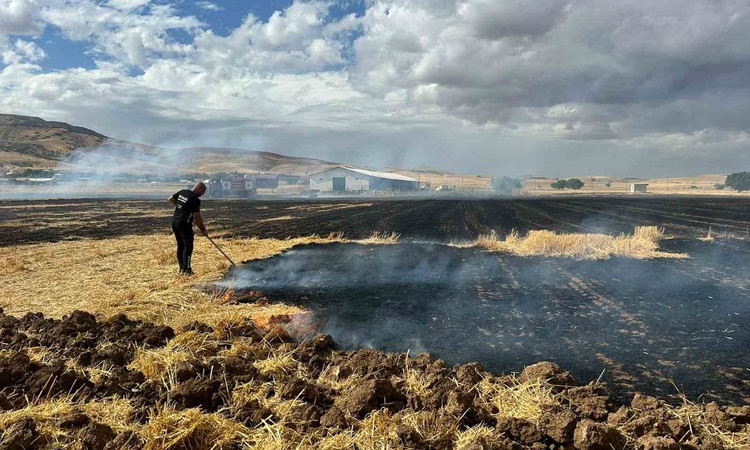 Gündemden Son Bilgiler: Elazığ Kovancılar'da Karınca köyündeki anız yangını itfaiye ekiplerince söndürüldü