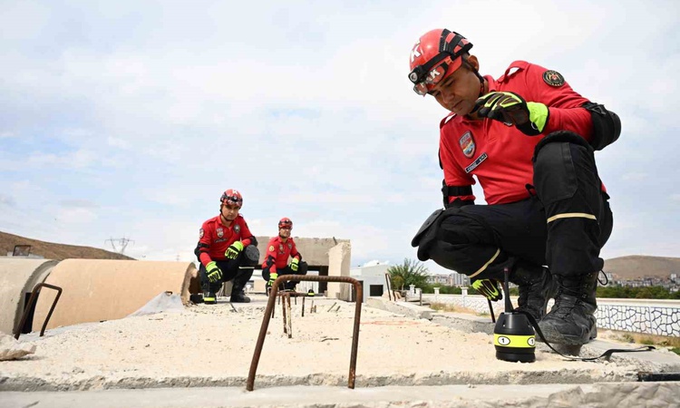 Gündemden Son Bilgiler: Elazığ Polis Arama ve Kurtarma ekipleri tatbikatta enkaz altındaki vatandaşı kurtardı