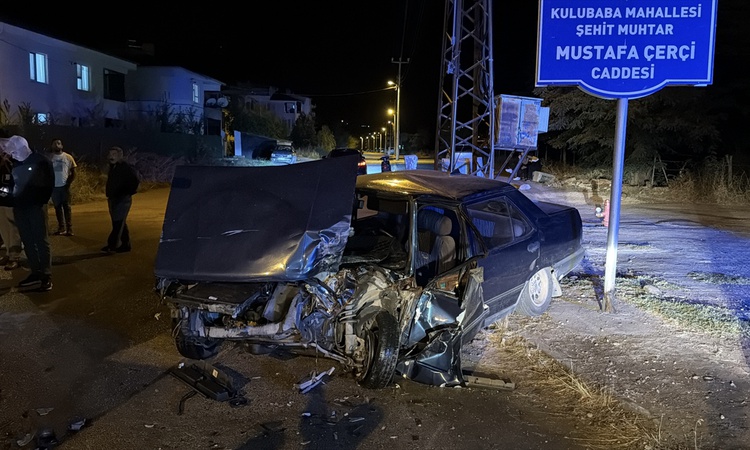 Gündemden Son Bilgiler: Elazığ'da traktörle çarpışan otomobilin sürücüsü yaralandı