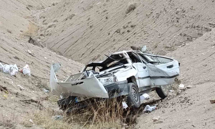 Gündemden Son Bilgiler: Elazığ'da uçurumdan yuvarlanan otomobilde 1 kişi öldü, 1 kişi yaralandı ve Merak Edile