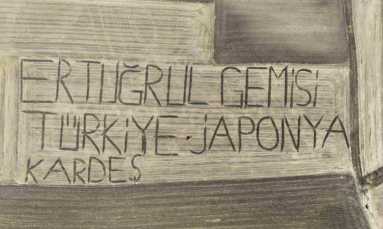 Gündemden Son Bilgiler: Ertuğrul Fırkateyni’nin 136. yılında tarlaya traktörle dostluk mesajı yazdı ve Merak E