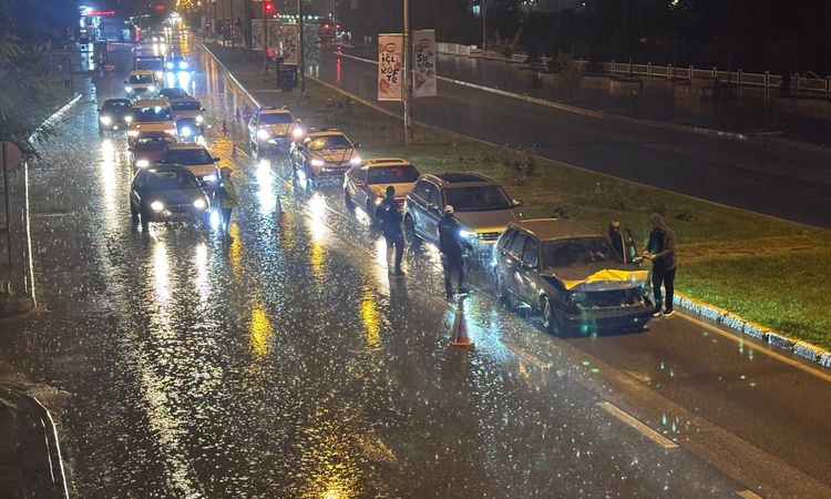 Gündemden Son Bilgiler: Erzincan’da sağanak yağış kazayı beraberinde getirdi: 5 araç çarpıştı: Gelişmeler Taki
