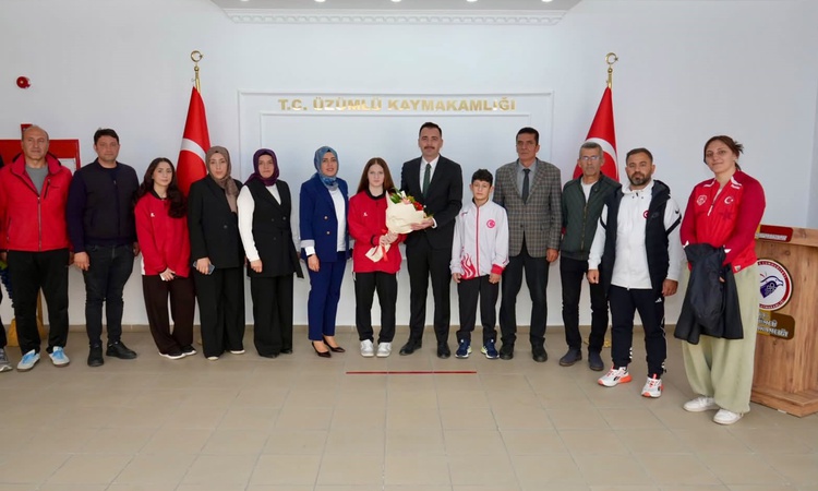 Gündemden Son Bilgiler: Erzincan Üzümlü'de başarılı güreşçiler Kaymakam Hökelekli tarafından kabul edildi ve M